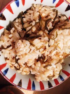 炊飯器で作る塩昆布と鮭で簡単炊き込みご飯-レシピのメイン写真