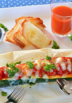 ズッキーニボートのミートボール詰めオーブン焼き♪-レシピのメイン写真