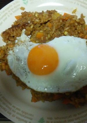 目玉焼き乗せ炊飯カレーピラフ-レシピのメイン写真