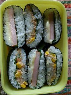 ツナと梅肉&厚切りロースハムのおにぎらず-レシピのメイン写真