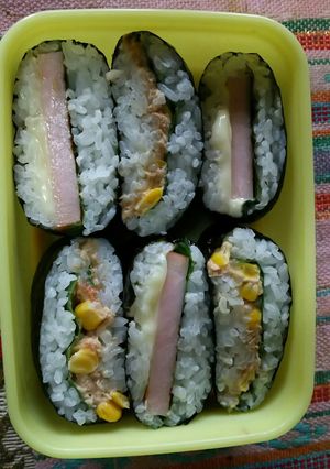 ツナと梅肉&厚切りロースハムのおにぎらず-レシピのメイン写真