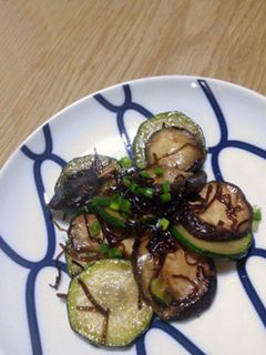 ズッキーニと椎茸の塩昆布炒め-レシピのメイン写真