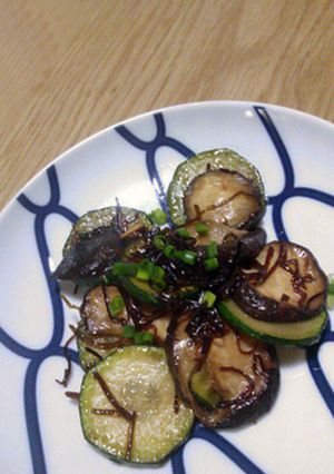ズッキーニと椎茸の塩昆布炒め-レシピのメイン写真