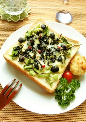 セロリの葉と黒豆のごま塩昆布トースト-レシピのメイン写真