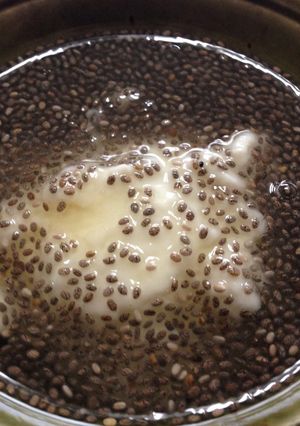 朝食に。水切りヨーグルトのチアシードかけ-レシピのメイン写真