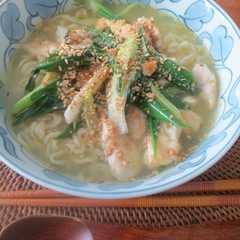 รูปของ ねぎと鶏のレモン風味塩ラーメン