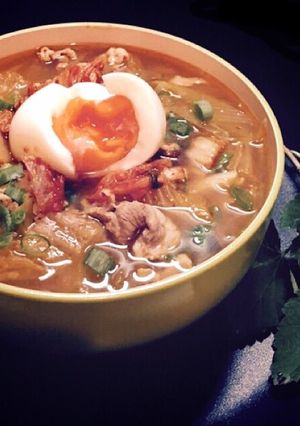 辛ウマ！手を汚さず6分温玉豚キムチうどん-レシピのメイン写真
