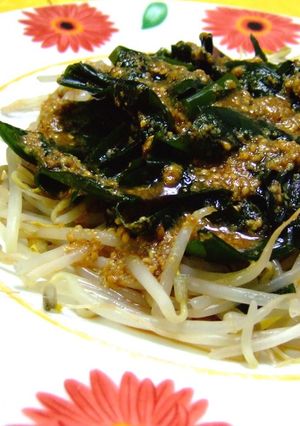 もやしとワカメを　ピリ辛胡麻ダレで♪-レシピのメイン写真