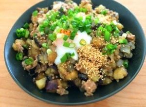 簡単辛くない＊子供と一緒に麻婆茄子風丼-レシピのメイン写真