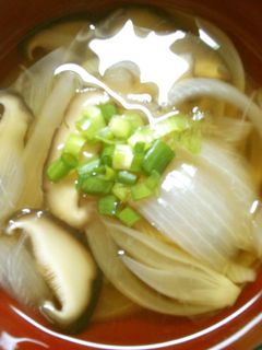 簡単さっぱり 玉ねぎと 椎茸の お吸い物-レシピのメイン写真