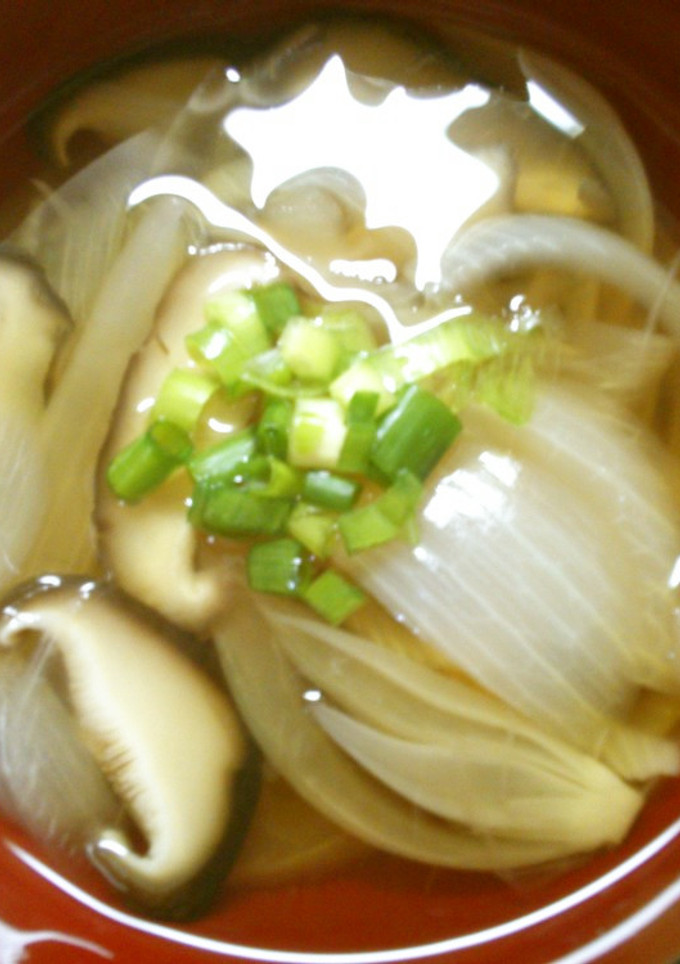 簡単さっぱり　玉ねぎと　椎茸の　お吸い物-レシピのメイン写真