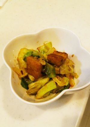 5分で簡単ｷｬﾍﾞﾂとたこ天のｶﾚｰ炒め-レシピのメイン写真