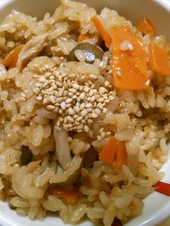 簡単 ツナと しめじ 人参 炊き込みご飯-レシピのメイン写真
