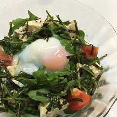 รูปของ ルッコラと温泉卵☆胡麻ドレ豆腐サラダ