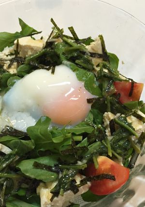ルッコラと温泉卵☆胡麻ドレ豆腐サラダ-レシピのメイン写真