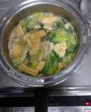 お揚げと小松菜と舞茸の練りごま味噌汁