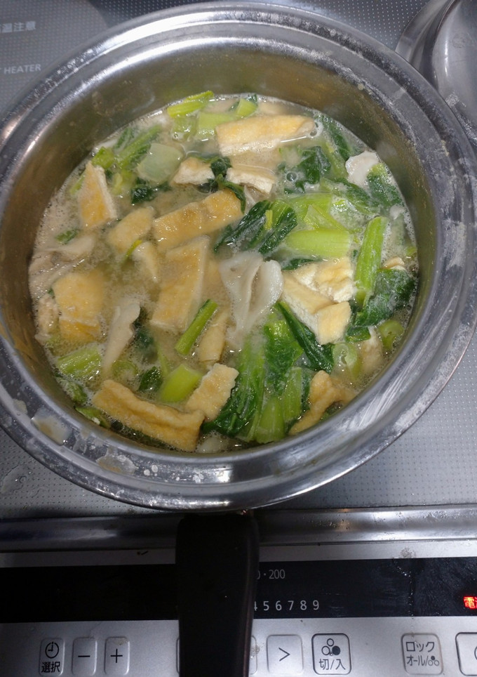 お揚げと小松菜と舞茸の練りごま味噌汁-レシピのメイン写真