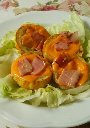 ズッキーニのチーズベーコン焼きonレタス-レシピのメイン写真