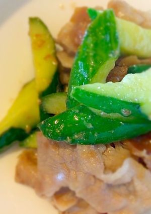 シャキシャキ。キュウリと豚肉の梅肉炒め-レシピのメイン写真