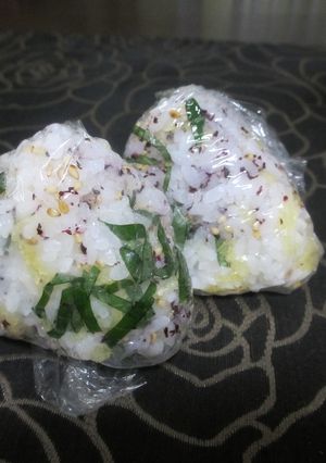 天かすとゆかりとしそのおにぎり-レシピのメイン写真
