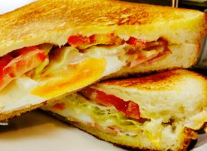 簡単朝食！ベーコンエッグホットサンド-レシピのメイン写真