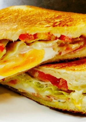 簡単朝食！ベーコンエッグホットサンド-レシピのメイン写真