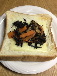 ひじきの煮物のチーズトースト-レシピのメイン写真