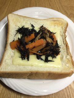 ひじきの煮物のチーズトースト-レシピのメイン写真