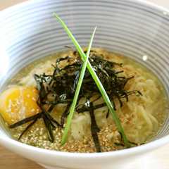 รูปของ サッポロ一番塩ラーメンdeごま油香る釜玉