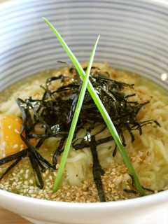 サッポロ一番塩ラーメンdeごま油香る釜玉-レシピのメイン写真