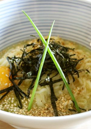 サッポロ一番塩ラーメンdeごま油香る釜玉-レシピのメイン写真
