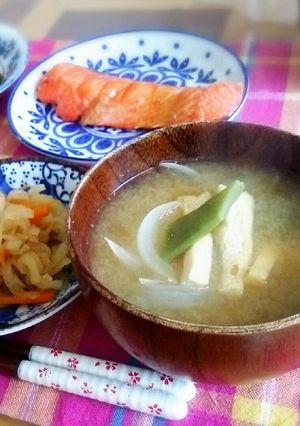 和朝食♪モロッコいんげんと玉ねぎの味噌汁-レシピのメイン写真