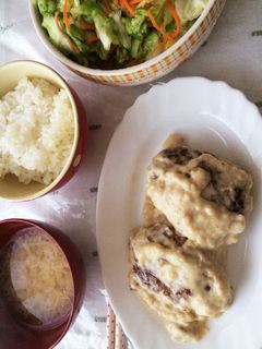 ホワイトソースで煮込みハンバーグ-レシピのメイン写真