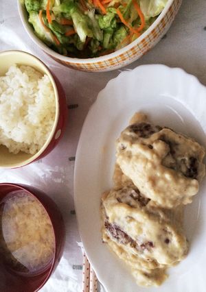 ホワイトソースで煮込みハンバーグ-レシピのメイン写真