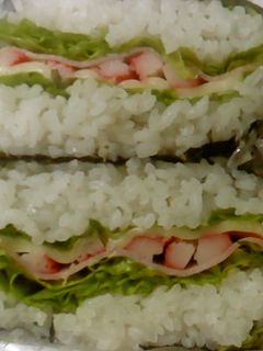 レタスたっぷりで作ろう、おにぎらず!-レシピのメイン写真