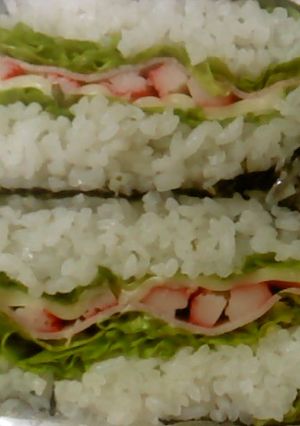 レタスたっぷりで作ろう、おにぎらず！-レシピのメイン写真