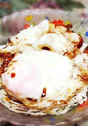 簡単こんがり目玉焼キャベツﾓﾘﾓﾘサラダ-レシピのメイン写真
