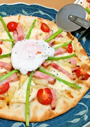 あさつきと温泉卵とアスパラベーコンのピザ-レシピのメイン写真