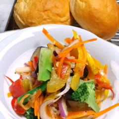 รูปของ 冷蔵庫掃除の夏野菜サラダ