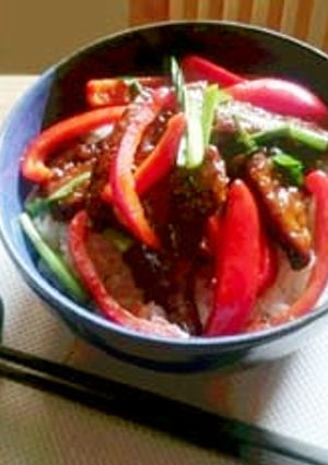 ごはんもの：男性うけ◎レバーとパプリカ丼-レシピのメイン写真