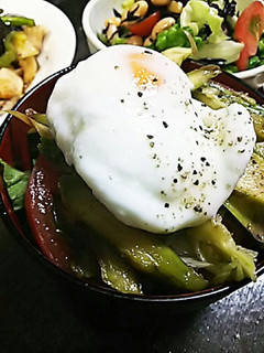 アスパラたっぷり温玉丼-レシピのメイン写真