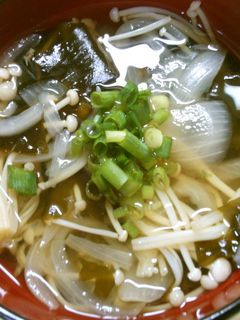 簡単!玉ねぎ えのき ワカメの お吸い物-レシピのメイン写真