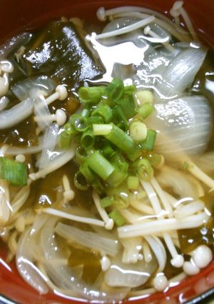 簡単！玉ねぎ えのき ワカメの お吸い物-レシピのメイン写真