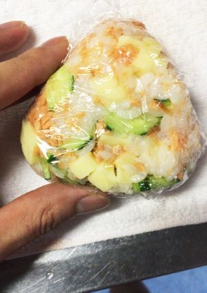 鮭＆チーズおにぎり(*ΦωΦ)-レシピのメイン写真