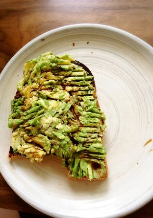 腹持ち抜群！朝の目覚めにアボカドトースト-レシピのメイン写真