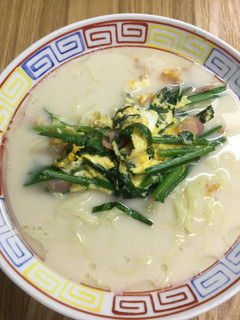 ニラ・卵・ベーコン炒めをのせたラーメン-レシピのメイン写真
