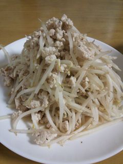 おつまみにも♪鶏ミンチともやしの炒めもの-レシピのメイン写真