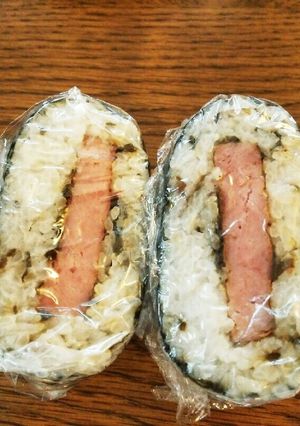 スパムと塩昆布のおにぎらず-レシピのメイン写真