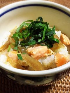 大葉をのせて♬鮭と甘辛ゴボウと混ぜごはん-レシピのメイン写真