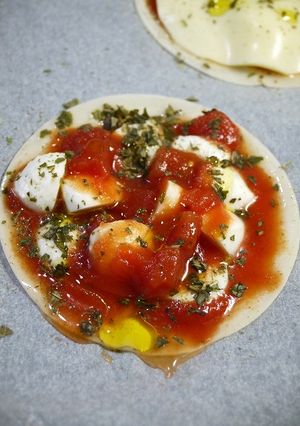 簡単！薄焼きピザ(餃子の皮)-レシピのメイン写真